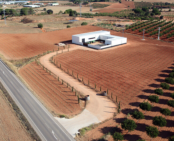 Vista aérea de la bodega entre viñedos