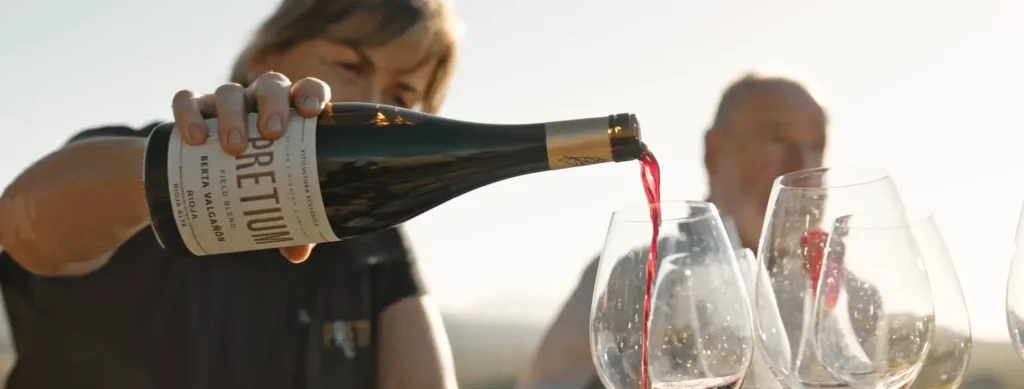 Berta Valgañón sirviendo su vino Pretium (Rioja Alta)