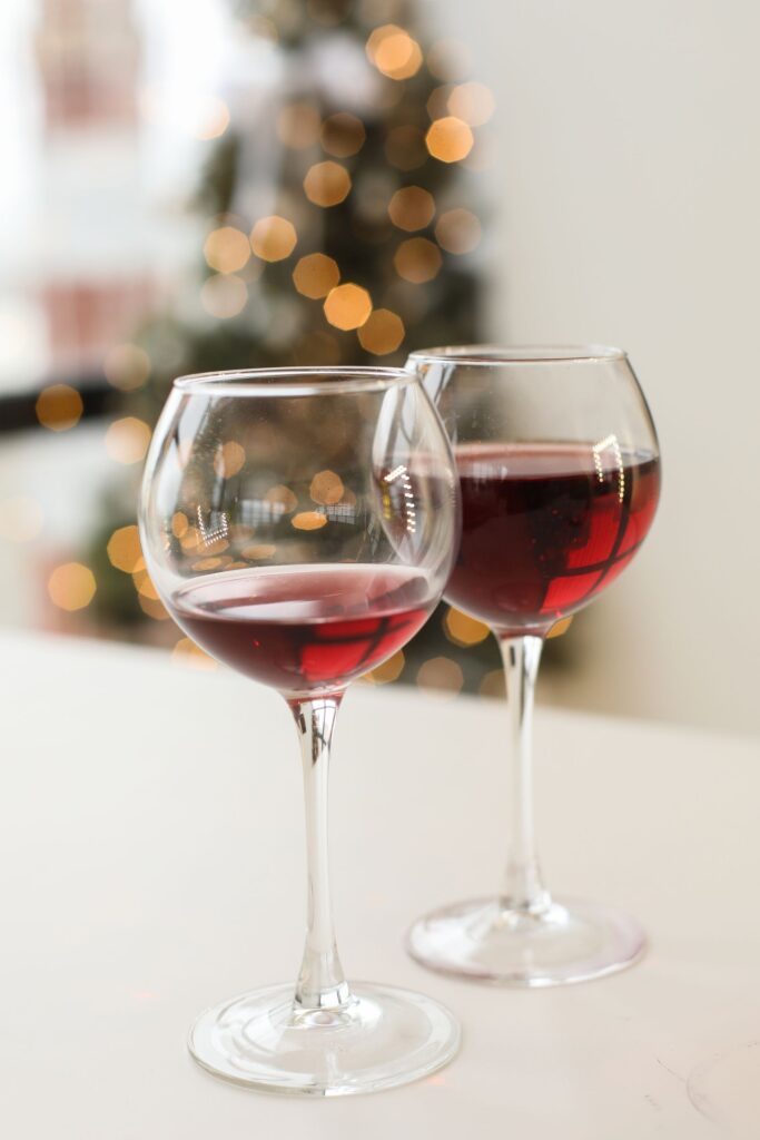 Varias copas de vino tinto sobre fondo neutro, sin marcas