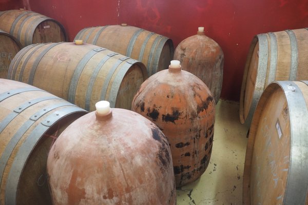 Barricas y tinajas en la casa-bodega de piedra