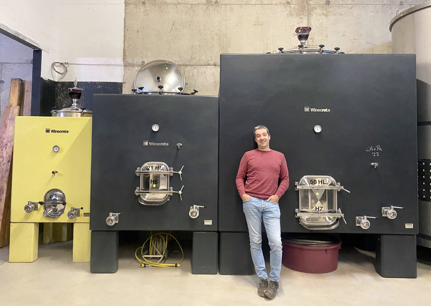 Roberto Oliván junto a los depósitos de hormigón Winecrete de la bodega Tentenublo