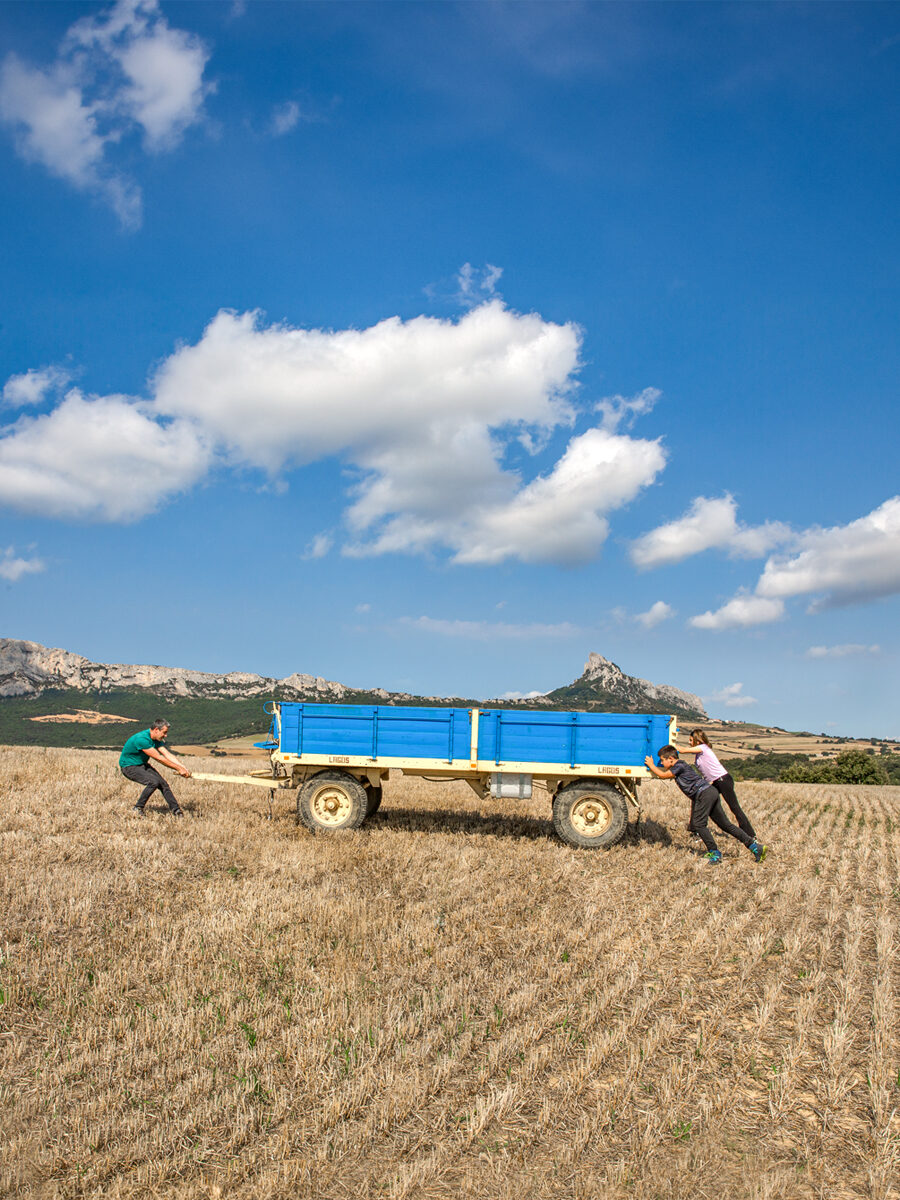 La familia de Roberto Oliván en el campo, con la Sierra de Cantabria al fondo