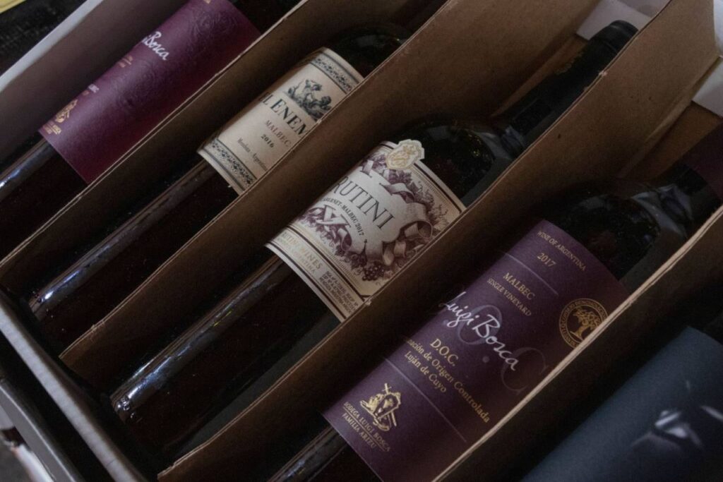 Botellas de vino con sus etiquetas