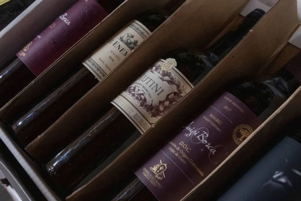 Botellas de vino con sus etiquetas