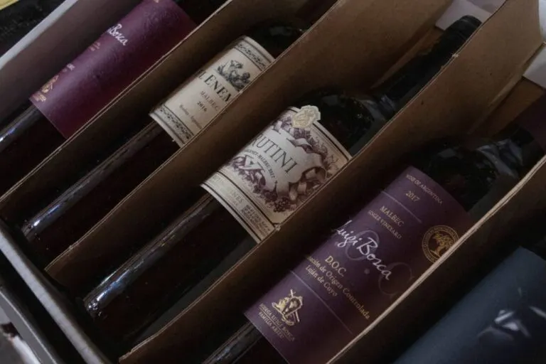 Botellas de vino con sus etiquetas