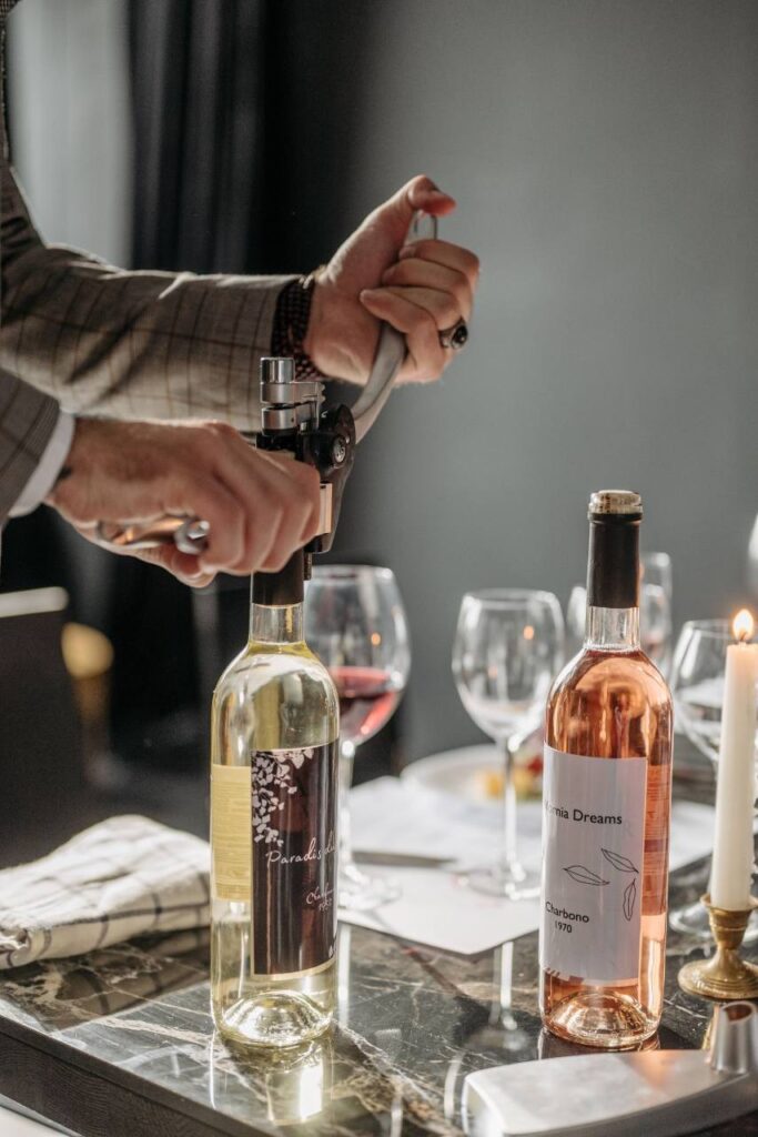 Mesa con vino y copas servidas