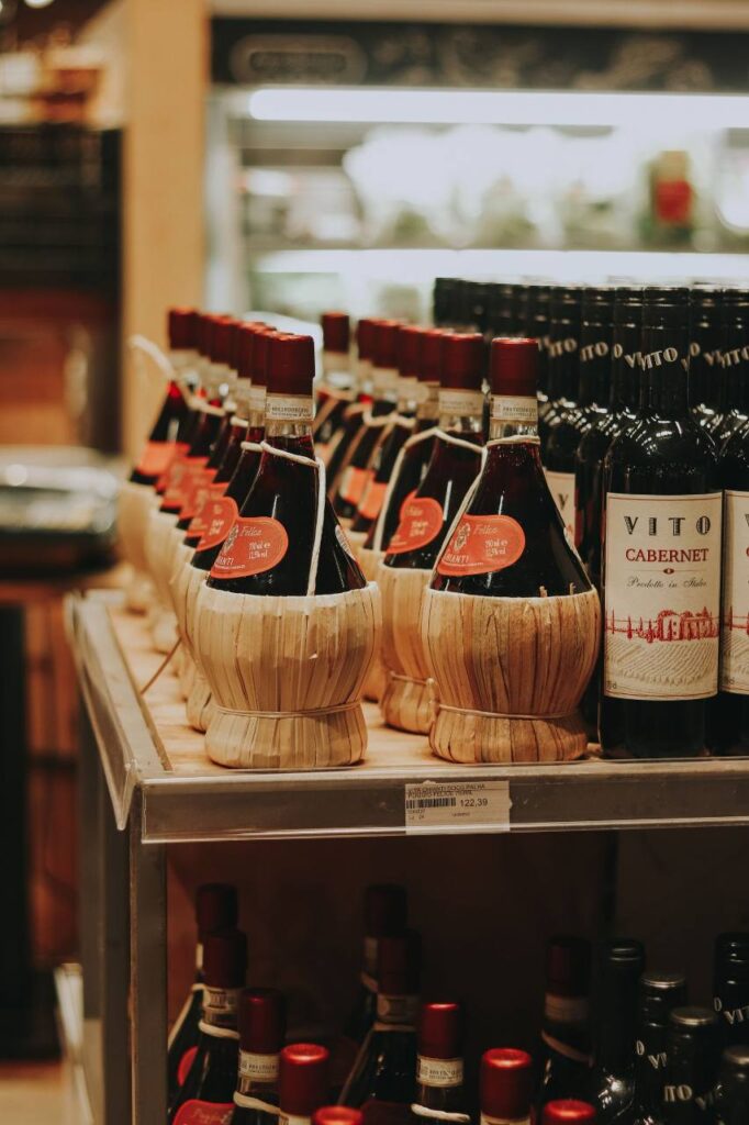 Botellas de vino tinto en cajas