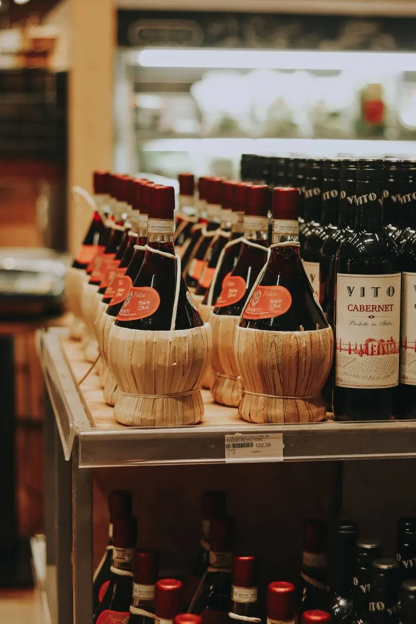 Botellas de vino tinto en cajas