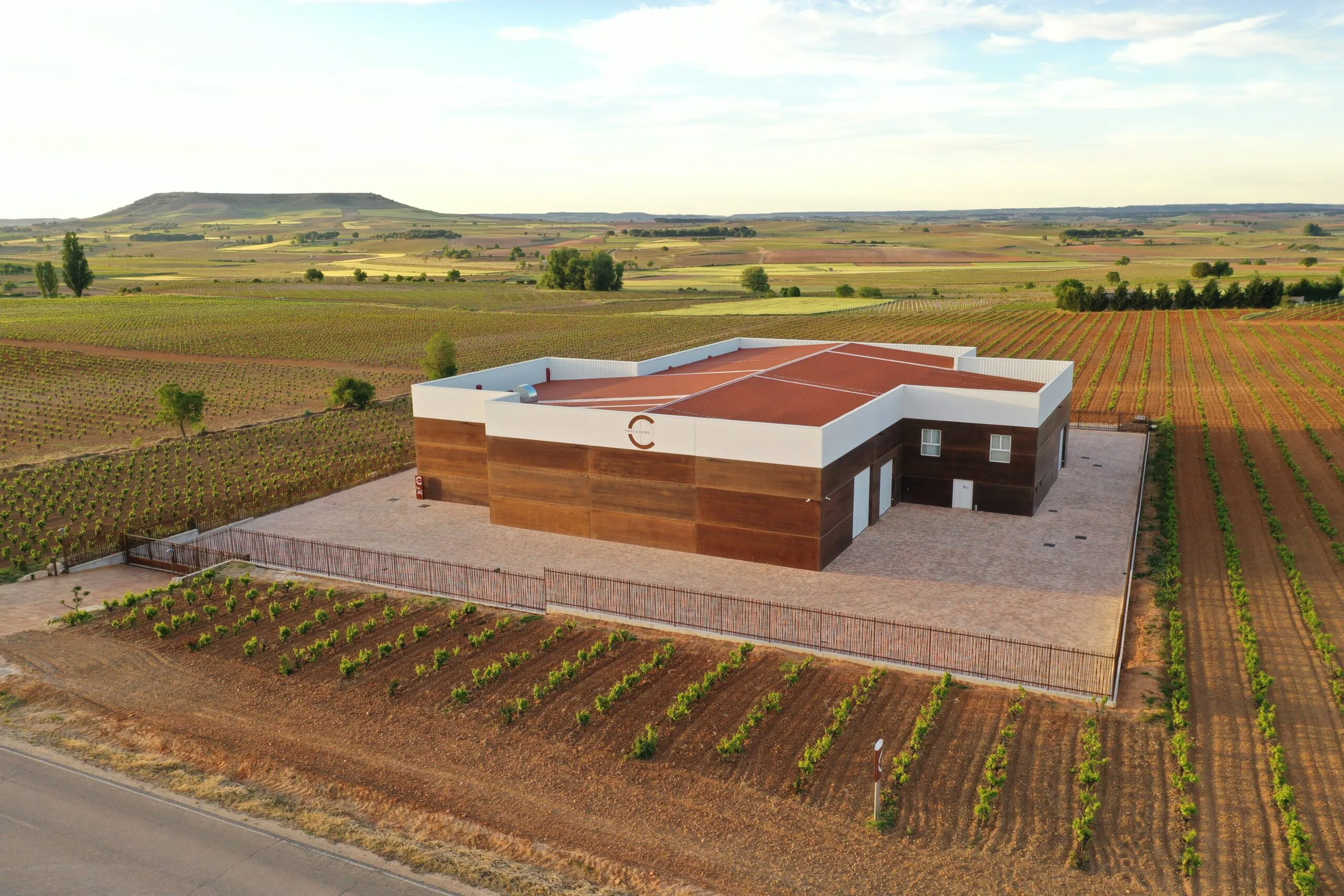La bodega vista desde el aire, rodeada de viñedo