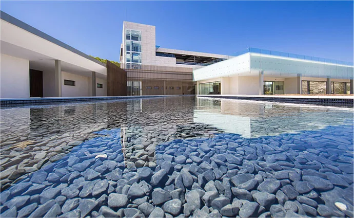 La bodega de Aalto con su lámina de agua, en Quintanilla de Arriba