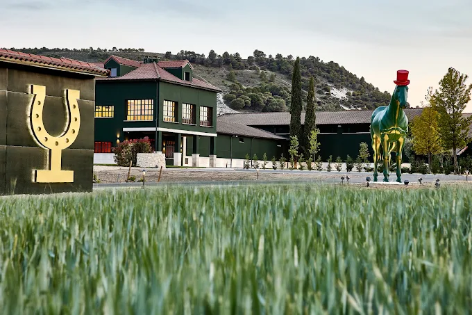 Bodegas Virtus y su herradura dorada en Aldeyuso, Ribera del Duero