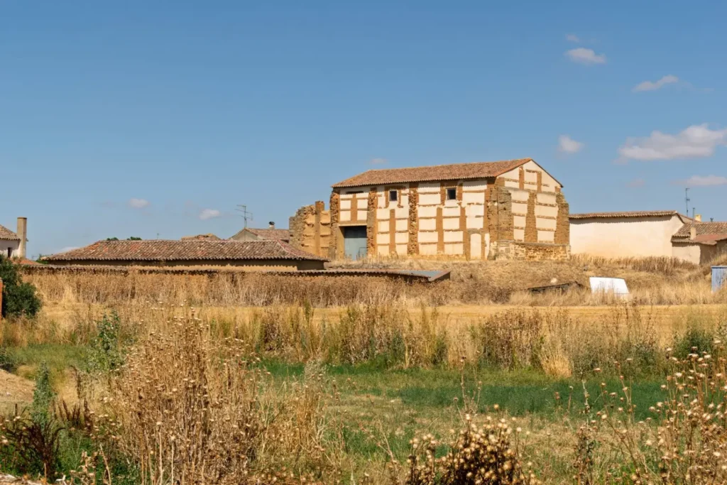 Construcción rural entre campos de cereal en Castilla y León
