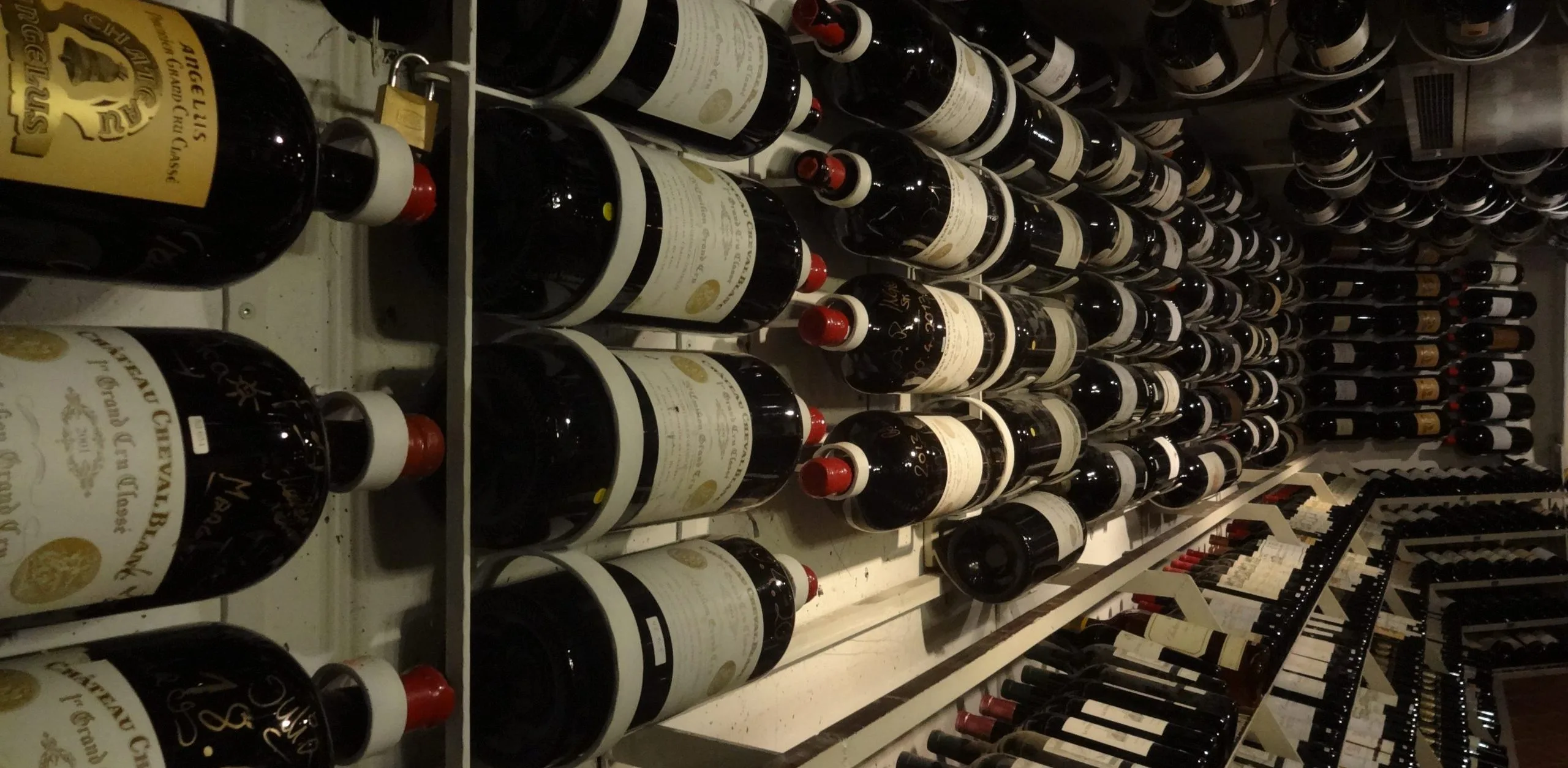 El botellero de la bodega de Cantariña