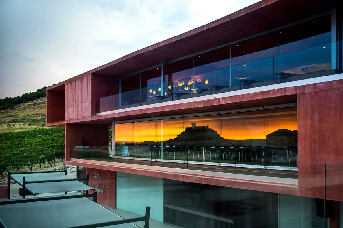 La bodega de Pago de Carraovejas con el castillo de Peñafiel reflejado