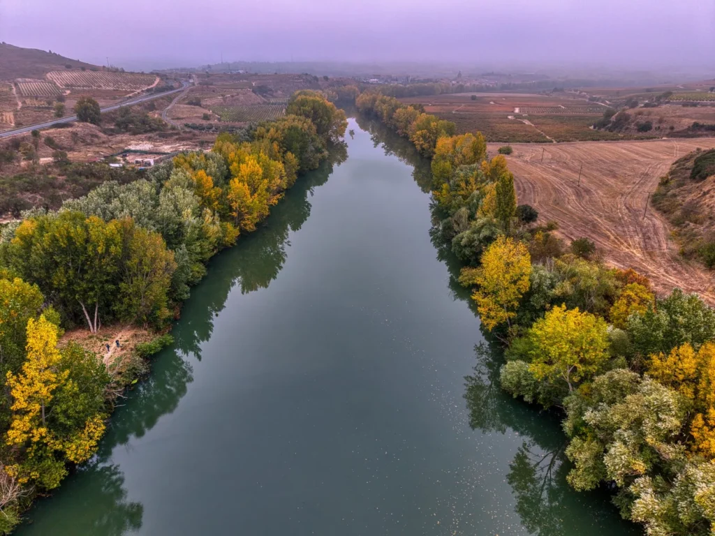 El Ebro a su paso por La Rioja, vista aérea en otoño