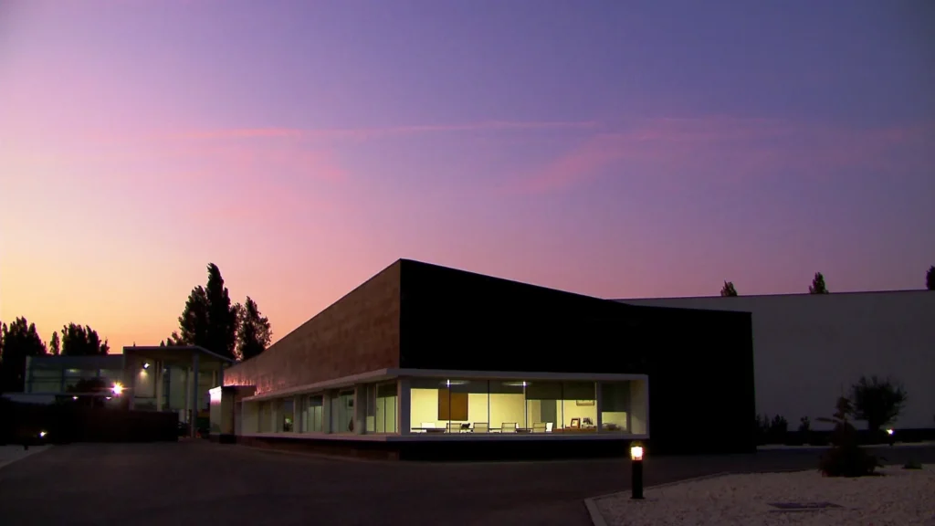 La bodega de Bodegas Mauro en las afueras de Tudela de Duero, al atardecer