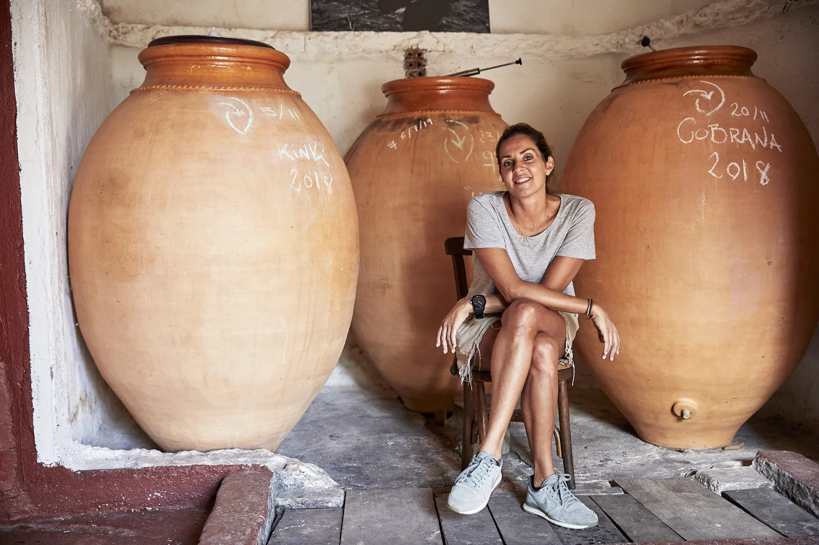 Verónica Ortega junto a las ánforas de barro de su bodega